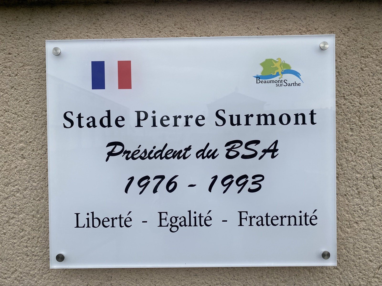 Pose d’une plaque désignant le nouveau nom du stade 