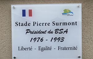 Pose d’une plaque désignant le nouveau nom du stade 