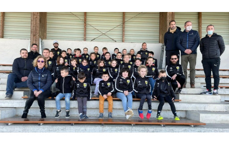 Remise officielle des survêtements à l'école de foot