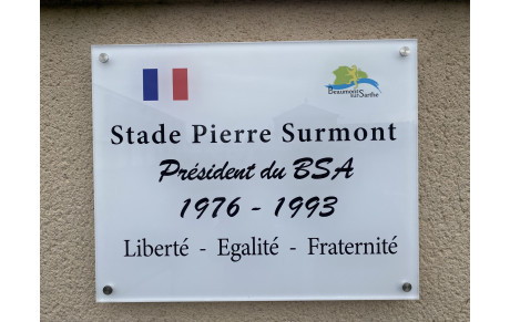 Pose d’une plaque désignant le nouveau nom du stade 